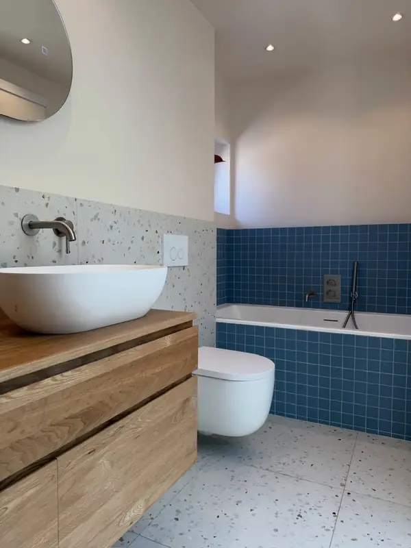 Rustige badkamerinspiratie met designtegels