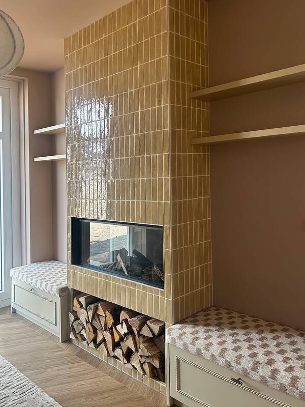Stijlvolle haard met Pogo Maize Gloss tegels