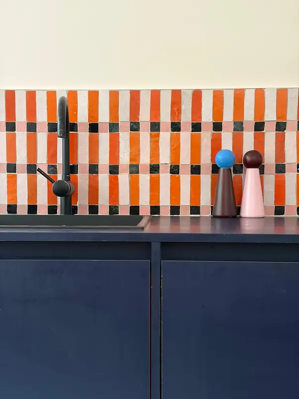 Zellige Metropole Rose Orange als keukenachterwand met oranje-roze patroon bij Designtegels.nl Utrecht
