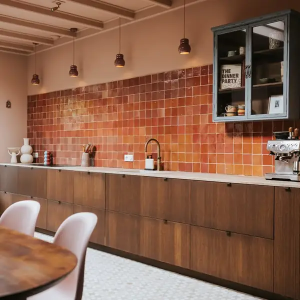 Zellige Rose Rouge als glanzende keukenachterwand met warme kleurnuances bij Designtegels.nl Utrecht
