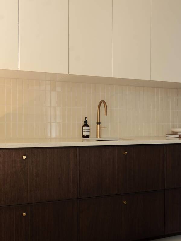 Create Brick Custard als zachtgele keukenachterwand met donkere houten fronten, via Designtegels.nl Utrecht