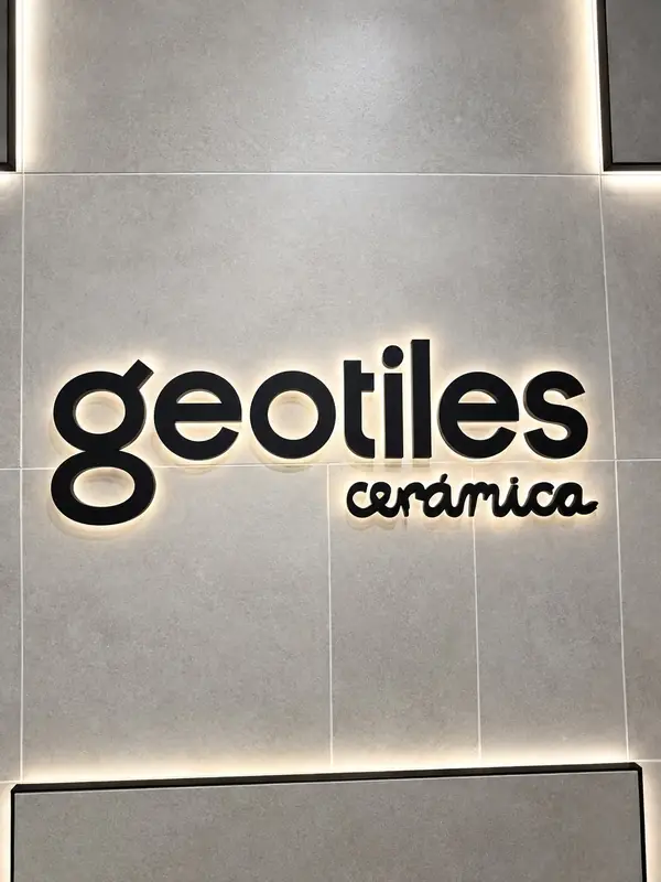 Geotiles wandtegels in lichtgrijs met verlicht zwart merklogo bij BouwStation XL in Roosendaal