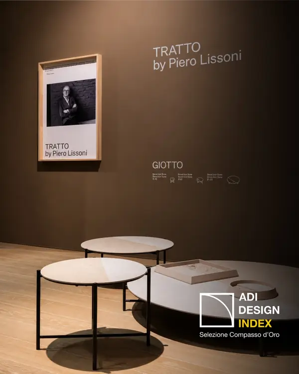 Tratto met ronde Giotto-tafels, lichte bladen en donkere onderstellen bij Atlas Concorde