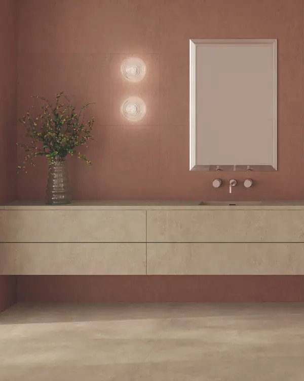 Boost Hux met terracottakleurige betonlook wandtegels achter een licht wastafelmeubel bij Atlas Concorde