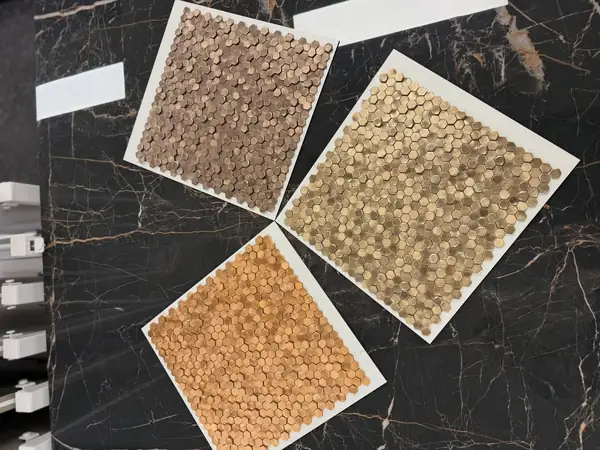 3D mozaïek met zeshoekig reliëf in drie metallic tinten op staalpanelen bij TegelCentrum Apeldoorn