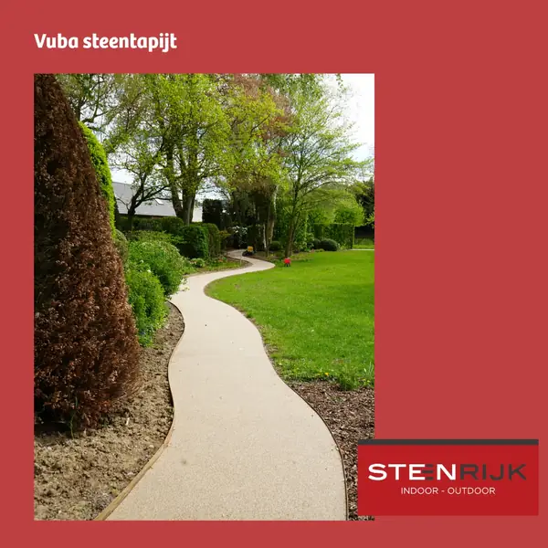 Vuba steentapijt als licht slingerend tuinpad langs gazon bij Steenrijk Indoor - Outdoor in Sittard