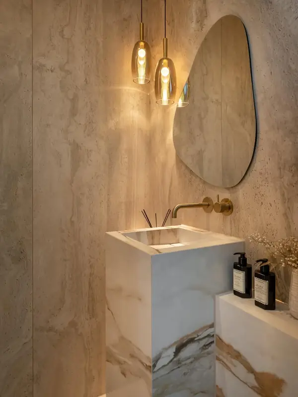 Luxe badkamer met maatwerk keramische tegels