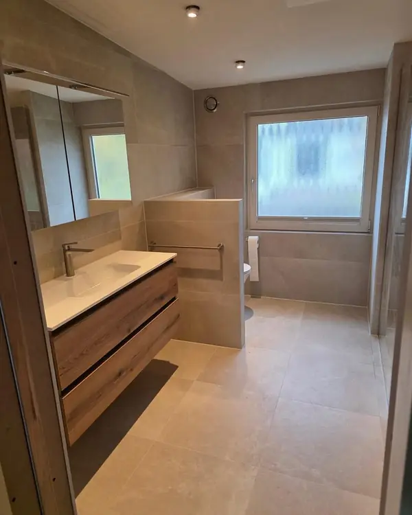 Stijlvolle badkamer in beige en bruin