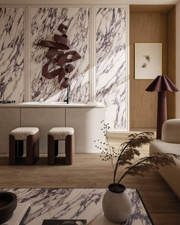 Interieur met Fior di Viola-wandvlakken, bordeauxrode adering, een licht keukeneiland en warme houttinten.