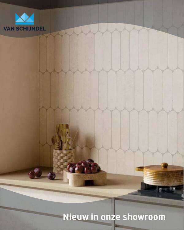 Lichte keuken met een beige wandpatroon van langgerekte, afgeronde vormen en een bijpassend werkblad.