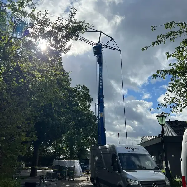Verbouwing met bouwkraan, bedrijfswagen en bouwmaterialen bij Tegelhandel van der Rijt Sint Anthonis