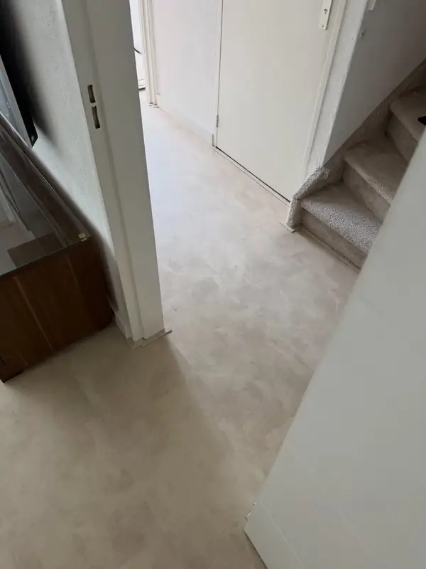 Strakke PVC Click Tegelvloer voor een Modern Interieur