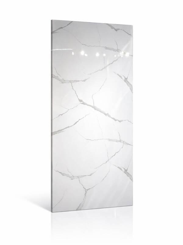 Glanzend wit PVC-wandpaneel met marmerlook en grijze aders, rechtop tegen een witte achtergrond.