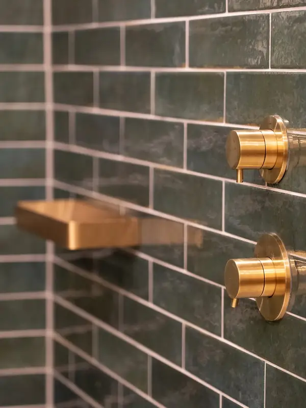 Gouden Kranen en Groene Tegels: Een Perfecte Combinatie