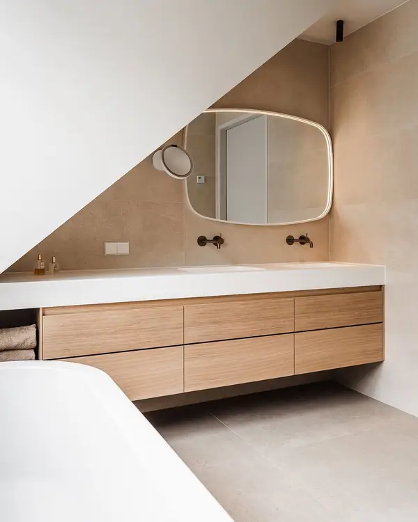 Serene badkamer onder een schuin dak