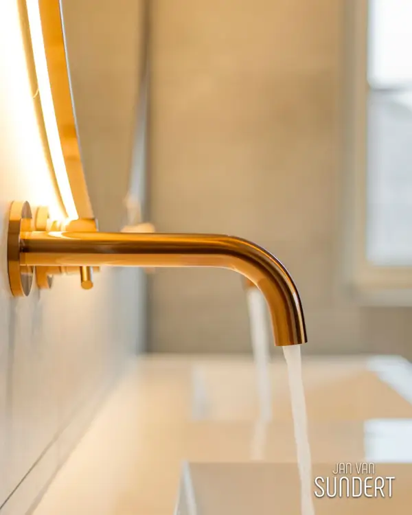 Warmte in de Badkamer met Koperkleurige Krane