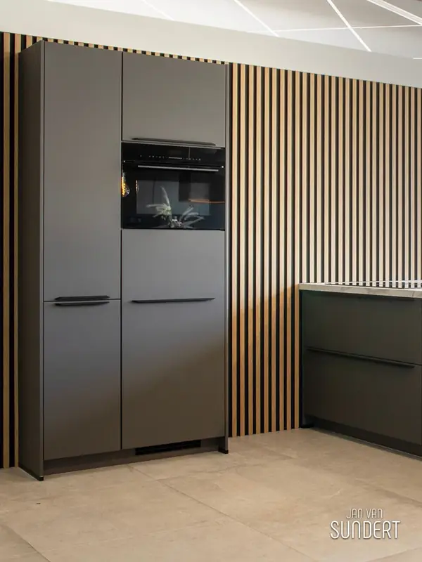 Beige vloertegels met donkergrijze keuken en houten wandpanelen bij Jan van Sundert keukens in Etten-Leur