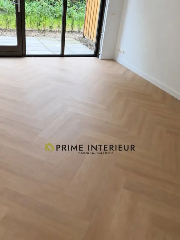 Aspecta PVC-visgraatvloer met lichte houtlook en witte plinten, gerealiseerd door Prime Interieur uit Den Haag