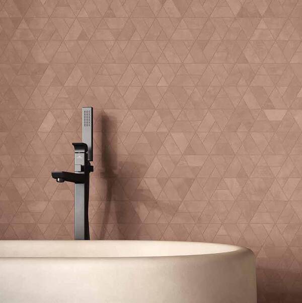 Warme Coffee-wand met geometrisch Mosaico Diamante achter een licht, rond bad met donkere vrijstaande badkraan.
