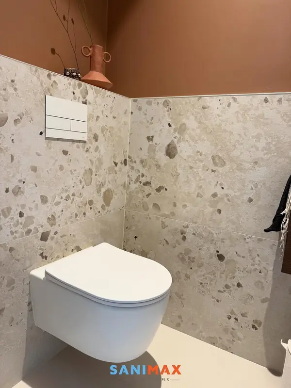 Stijlvolle toiletruimte met terrazzo-look tegels